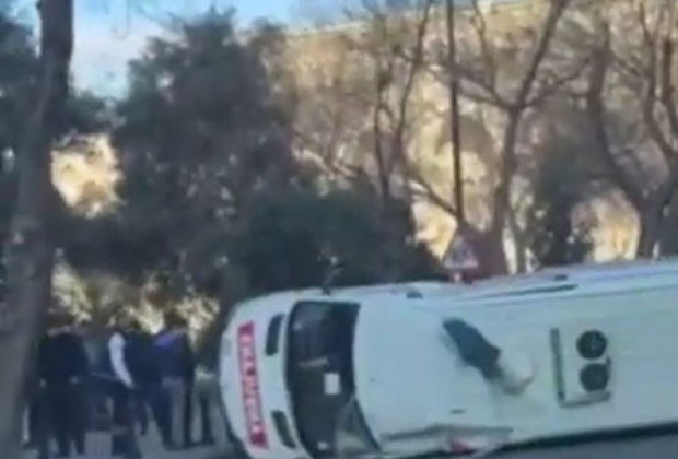 Bakıda təcili yardım avtomobili qəzaya düşüb: Yaralanan var